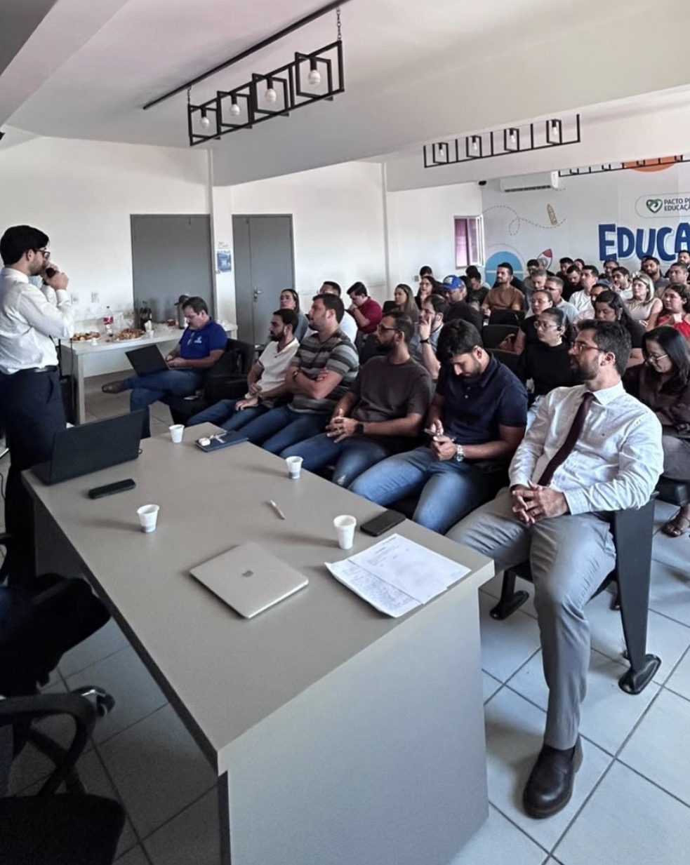 Apresentador da Prática Pública explica perfis de acesso e competências durante capacitação de servidores em Coruripe.